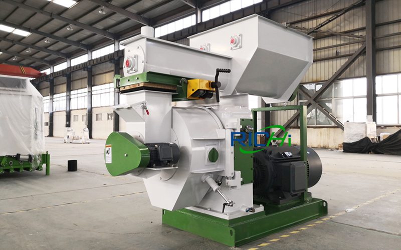 How does a wood pellet mill work